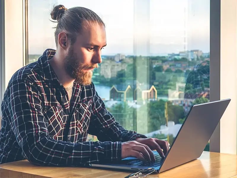 Gazelle worker typing in a laptop